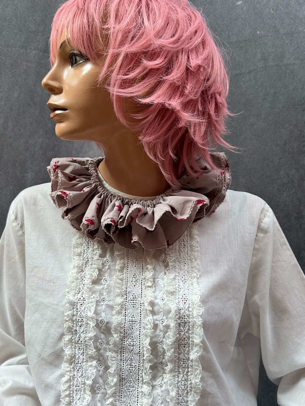 Vintage grungy stars ruffled clown collar